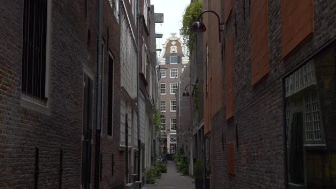多云的一天阿姆斯特丹市中心狭窄的运河街慢动作全景4k荷兰