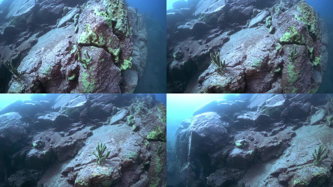 贝加尔湖的水下岩石。