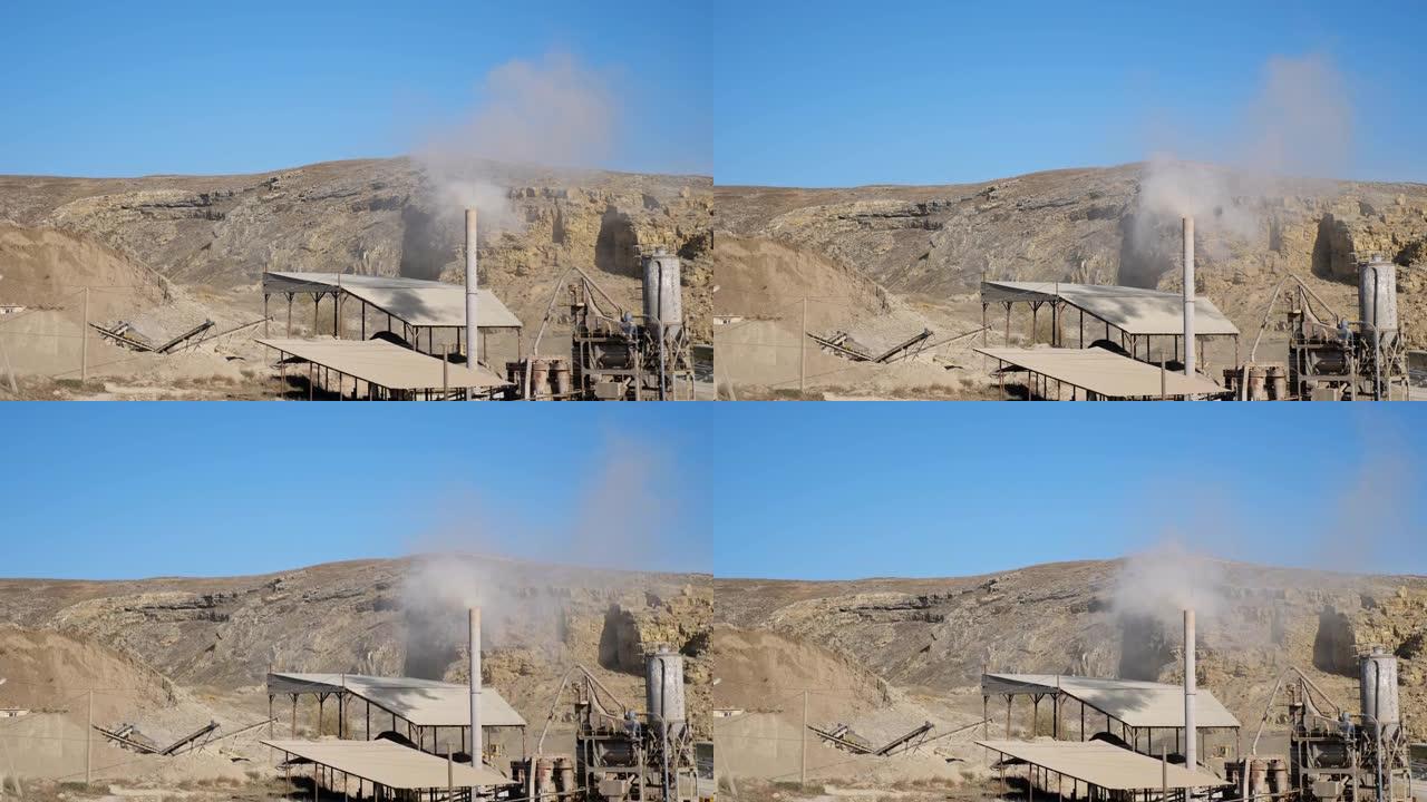烟雾在石灰石采石场的采矿站上空升起