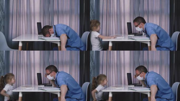 小女孩在疲倦的医生附近将病历放在桌子上