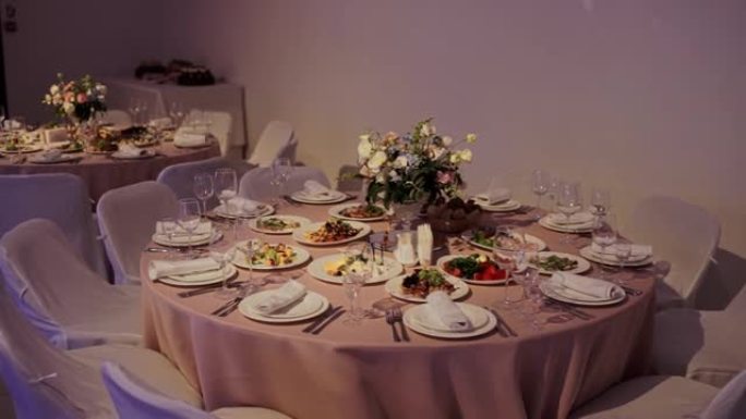 餐厅节日餐桌上的食物和装饰