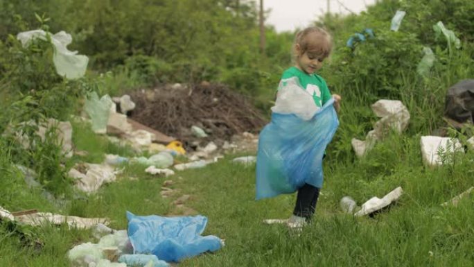 志愿者女孩用塑料袋、瓶子清理肮脏的公园。减少垃圾自然污染