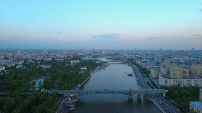 俄罗斯莫斯科河著名的高尔基公园人行天桥空中黄昏全景4k