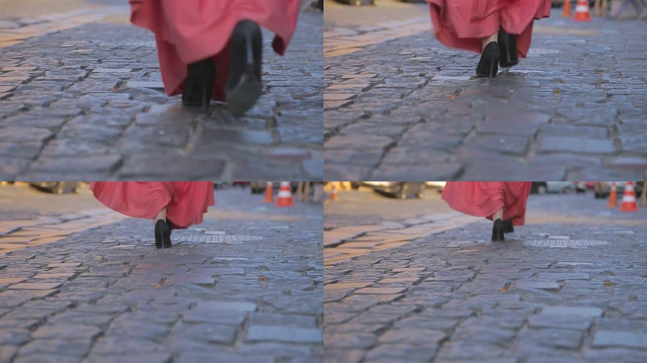 妇女的脚后跟在人行道上