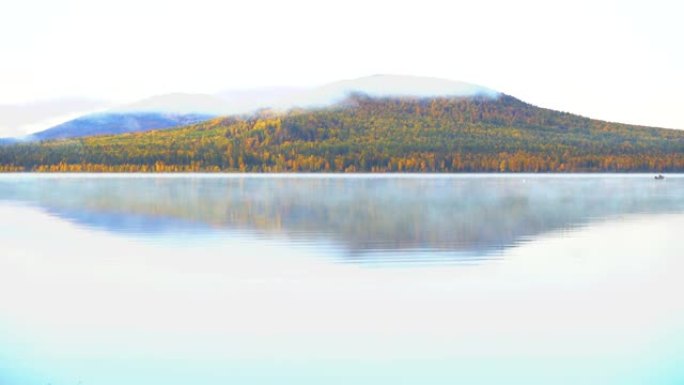 秋天早晨的山湖。
