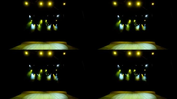 黄色灯光的舞台背景上的音乐会
