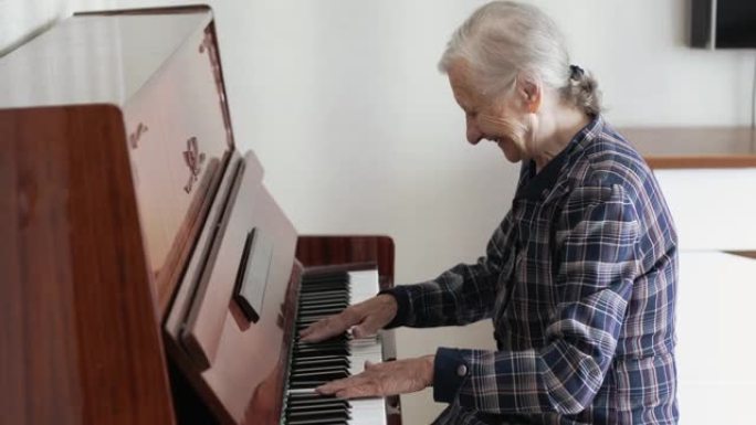 一位头发花白的老太太弹钢琴。