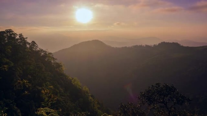 高山和森林上的日落