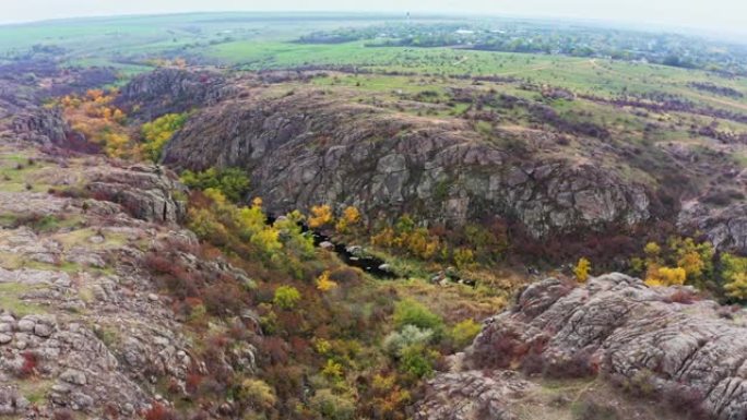 乌克兰的Aktovsky峡谷被秋天的树木和大石头巨石包围