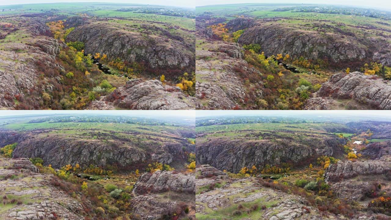 乌克兰的Aktovsky峡谷被秋天的树木和大石头巨石包围