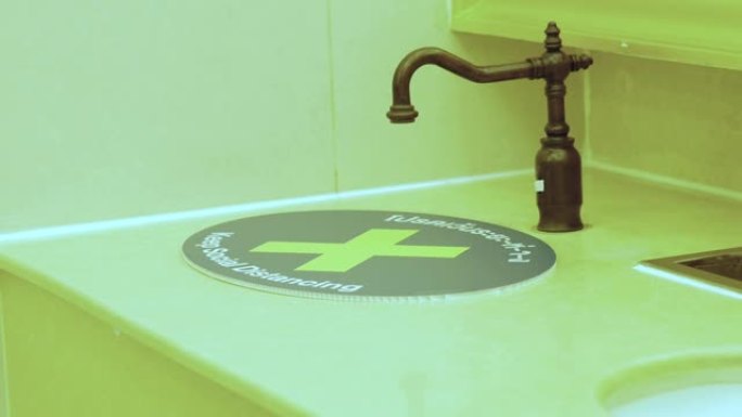公共洗手间新型冠状病毒肺炎商务标牌，新常态概念
