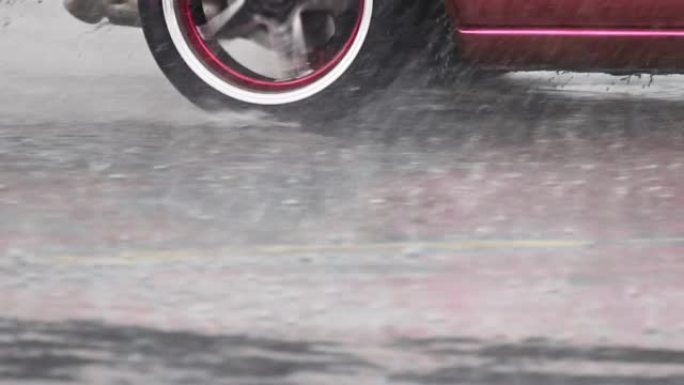 雨天汽车在湿滑的路面上打滑