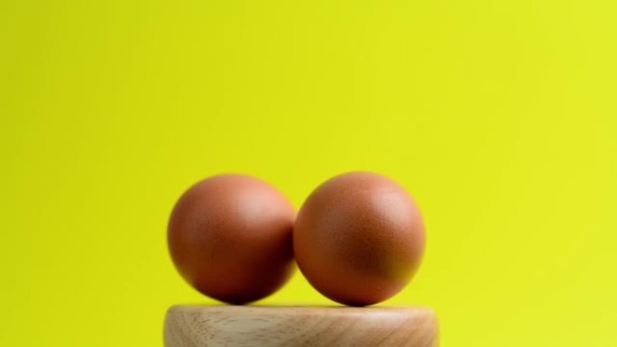 两个鸡蛋在旋转。优质鸡蛋有高蛋白新鲜鸡蛋视频鸡蛋