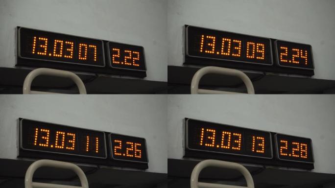 旧的数字显示器，带有俄罗斯地铁地铁站地铁列车的到达和离开时间计数器。安装在平台上方的计时器时钟。特写