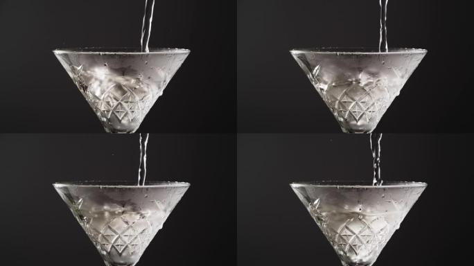 倒一杯马提尼酒