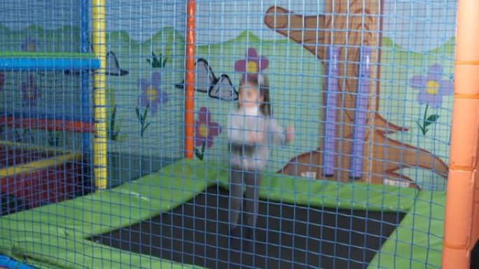 6岁女孩在游乐中心蹦床上跳跃