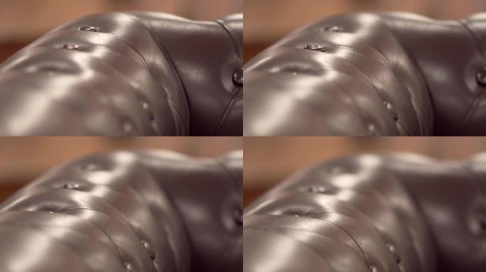 优雅的老式切斯特菲尔德图案棕色真皮沙发的特写镜头