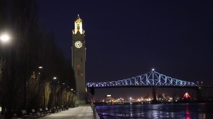 蒙特利尔旧港口钟楼和夜间照明的雅克-卡地亚大桥