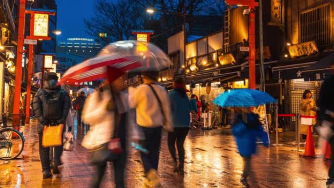 4k延时: 夜间在日本东京浅草浅松寺附近的中濑市场，行人拥挤的人群和游客购物的权利