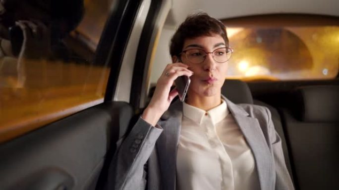 年轻的女商人在导航汽车驾驶员转弯时在电话中交谈
