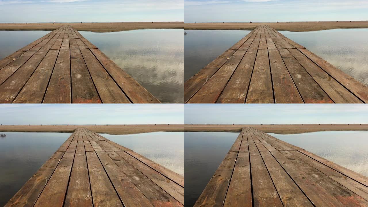 海边池塘上的木桥
