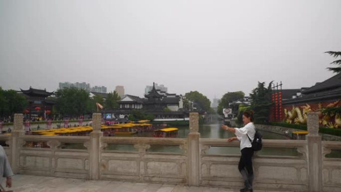 南京市雨天老城著名河船交通方桥慢动作视图4k中国