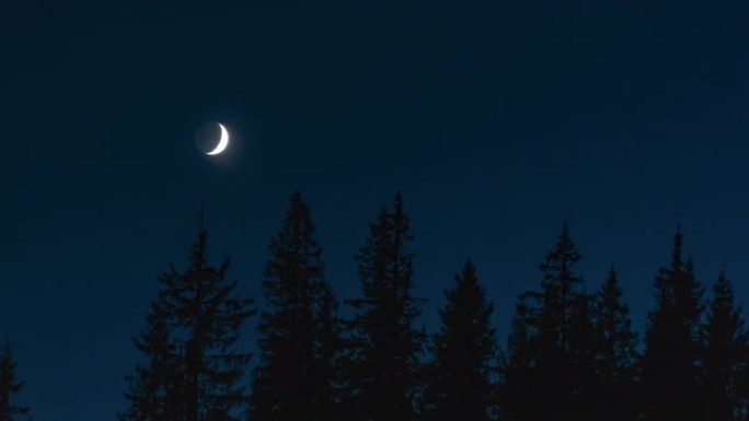 夜空中移动月亮的延时