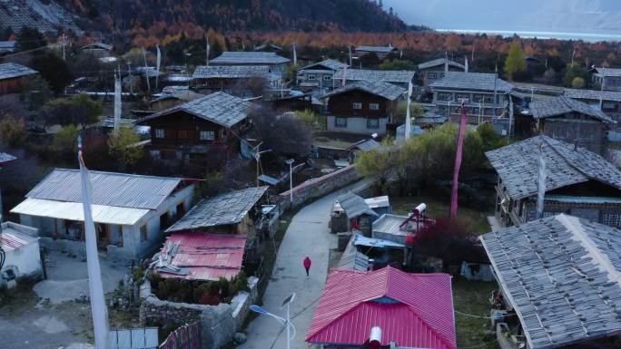 林芝建筑巴松措建筑 乡村旅游木头做的瓦片