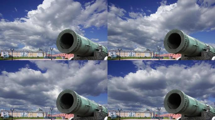 俄罗斯，莫斯科，克里姆林宫——在莫斯科克里姆林宫的地面上展示着一门5.94米(19.5英尺)长的大炮