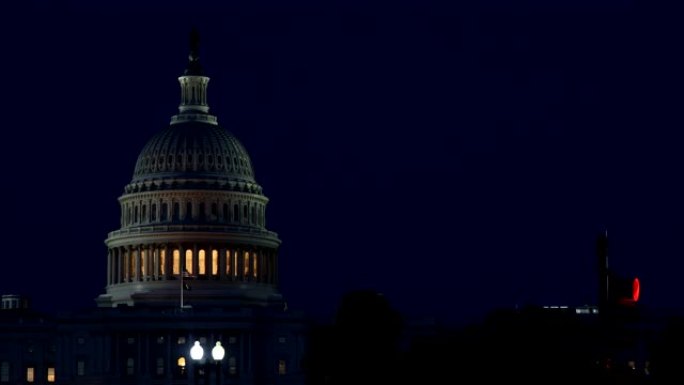 华盛顿特区的美国首都大厦的立面，在夜晚被照亮的圆顶。