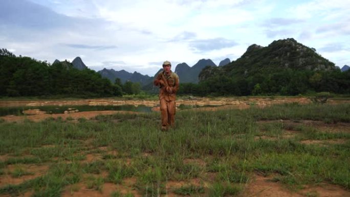 谨慎而疲惫的士兵扫视着敌人。