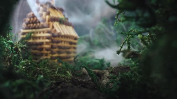 春木中烟雾中的小型建筑的微型场景