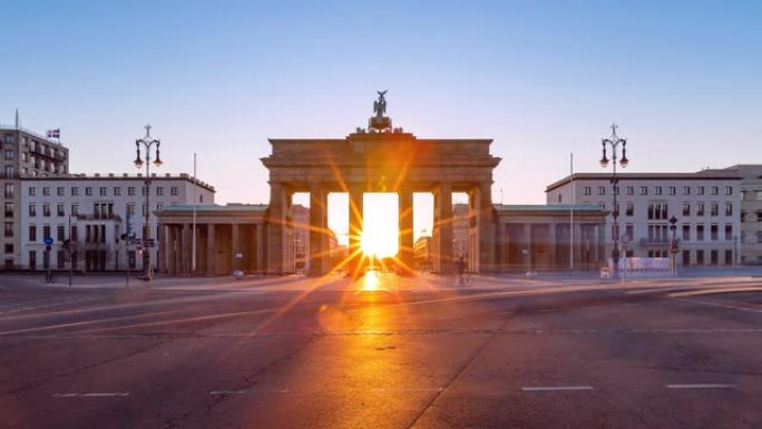 德国柏林，勃兰登堡门 (brandenburg gate) 夜间到白天的时间流逝，早晨的交通
