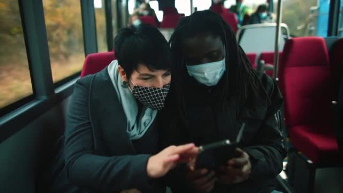 乘客在公共汽车上积极交谈。密切接触者后传播的病毒。