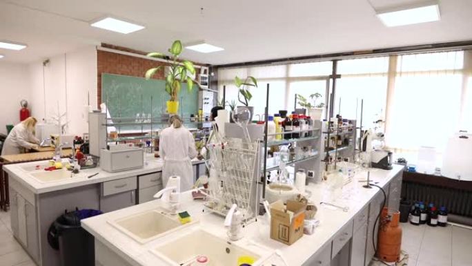 专注的女性生物化学家在研究新型冠状病毒肺炎疫苗时在创新实验室取得新发现