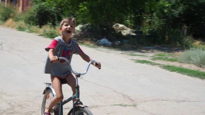 快乐的孩子学会了骑自行车。男孩骑马，欢喜并唱歌。姐姐帮助我的小弟弟学习骑马。学校假期和我奶奶在村子里