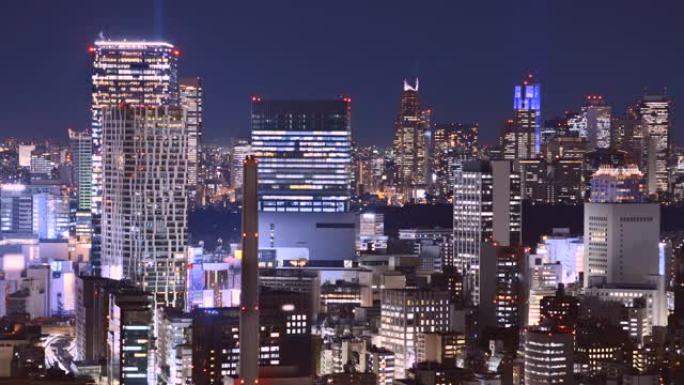 摩天大楼两旁的城市夜景