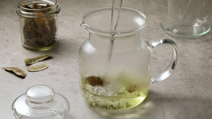 用番泻叶豆荚制作一杯热番泻叶茶