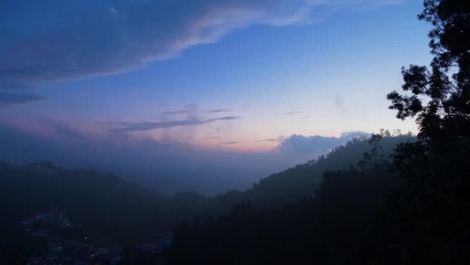 日出前雾蒙蒙的山村的清晨景色
