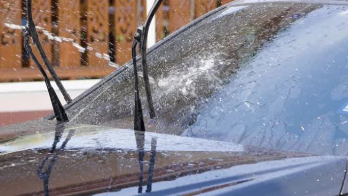 用水清洗汽车挡风玻璃