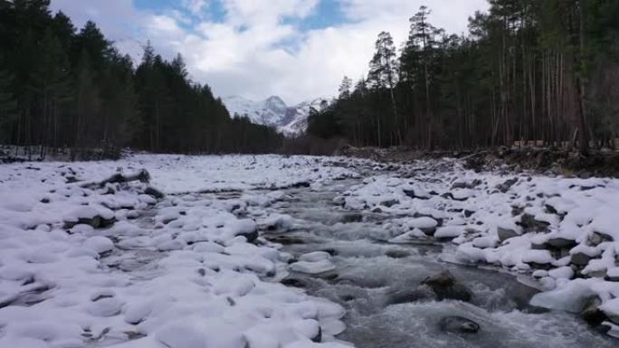 在Cheget山谷的冬季山河上空飞行