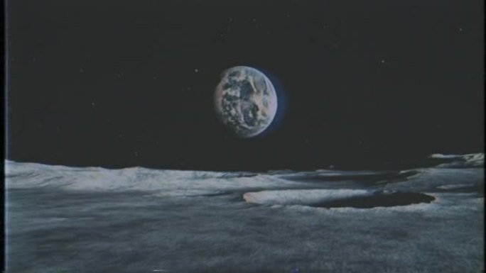 从月球表面看地球。无空气空间。模拟无人机飞行。旧磁带和失真数据的影响。
