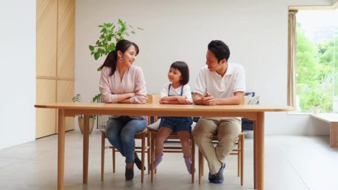 亚洲家庭在家聊天幸福孩子温馨家庭视频素材