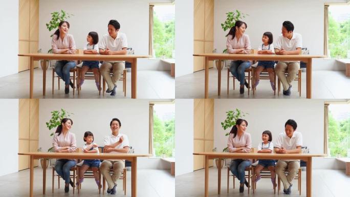 亚洲家庭在家聊天幸福孩子温馨家庭视频素材