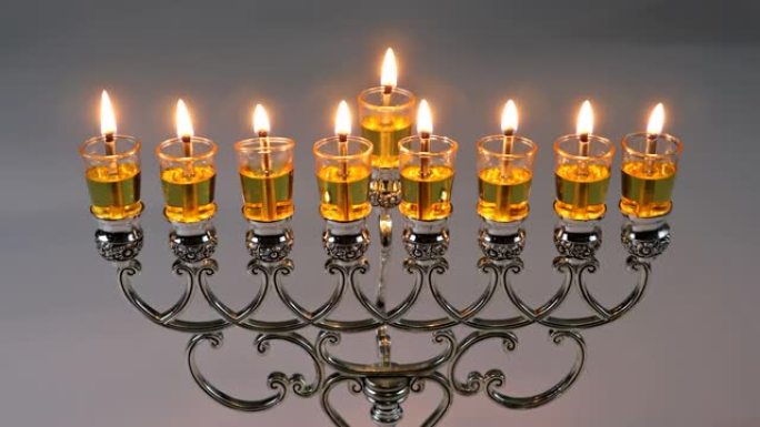 光明节犹太节日希伯来语烛台的传统符号，带有燃烧的蜡烛