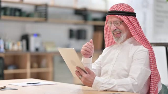 成功平板电脑的阿拉伯老商人