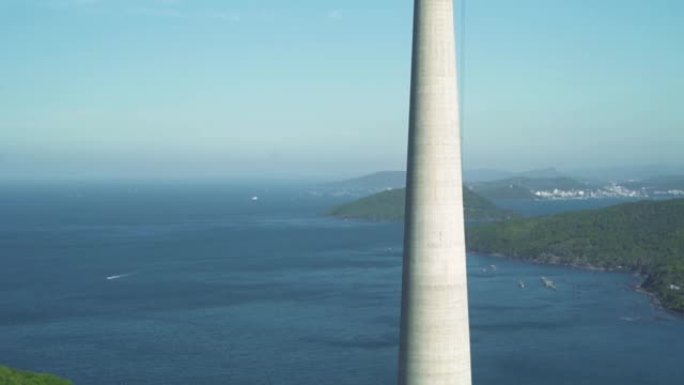 无人机在异国岛屿的热带海岸沿着空中缆车塔飞行