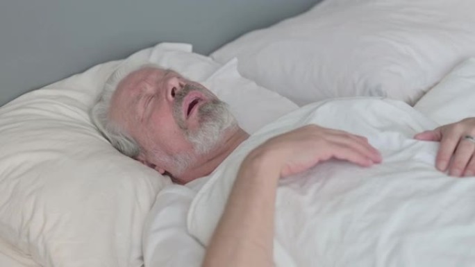 咳嗽躺在床上的老人