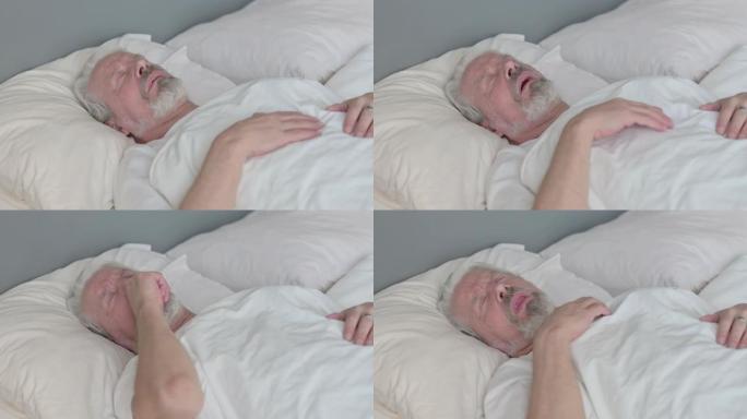 咳嗽躺在床上的老人