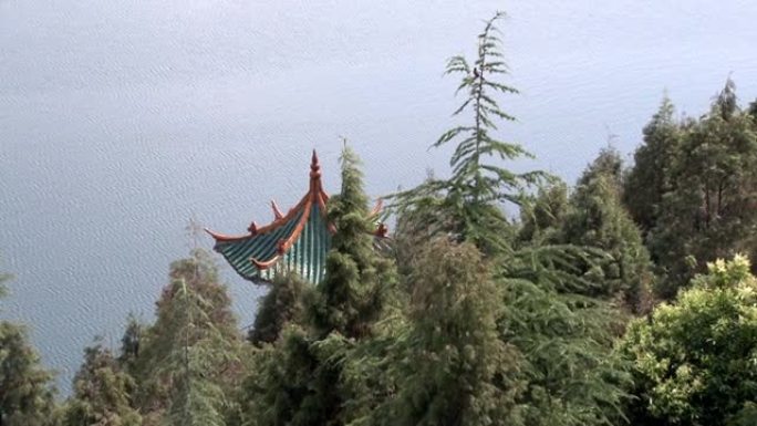 中国云南省抚仙湖上的中国佛教寺院。